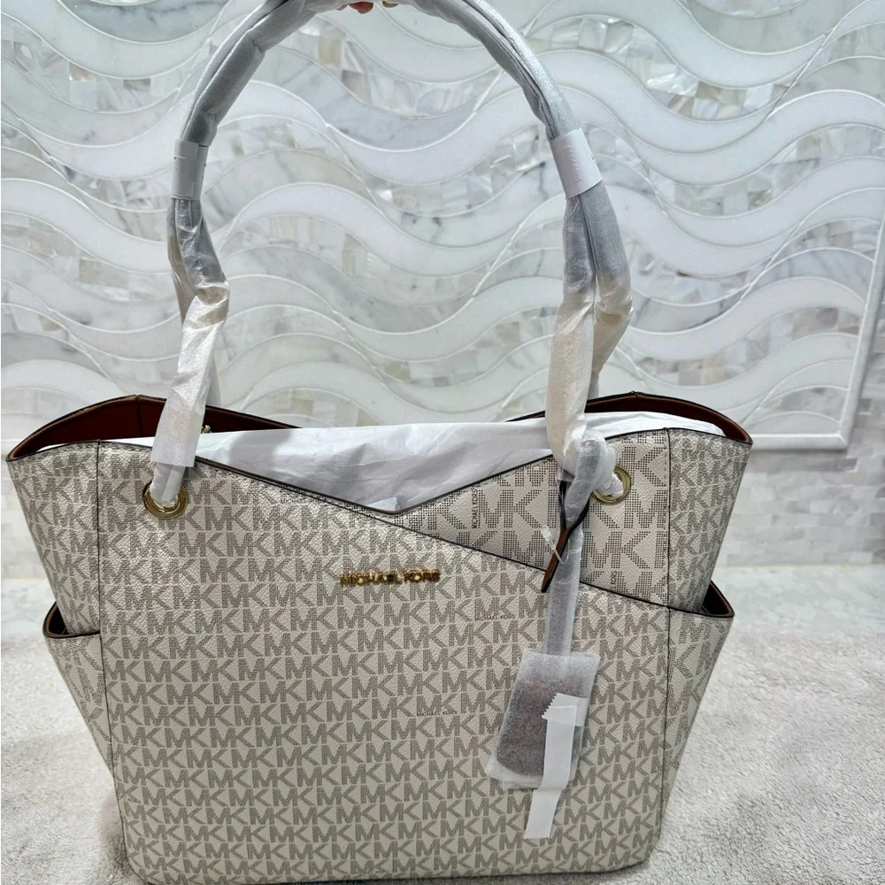NWT Michael Kors Cream Shoulder Bag with Monogram Design - Picture 2 of 6